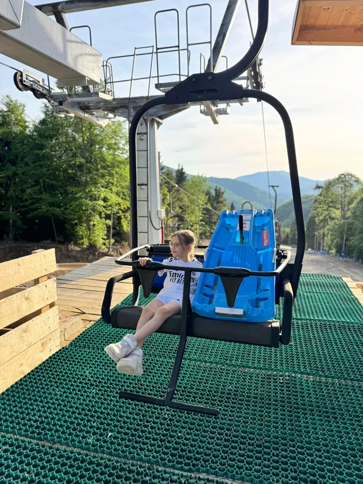 Copil lângă bob, la stația telescaunului SuperSki Cavnic