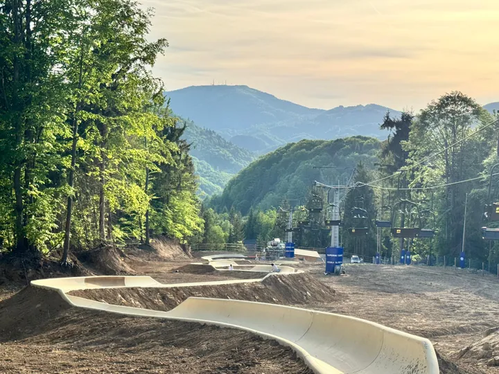 Pista de bob de vară văzută spre munți