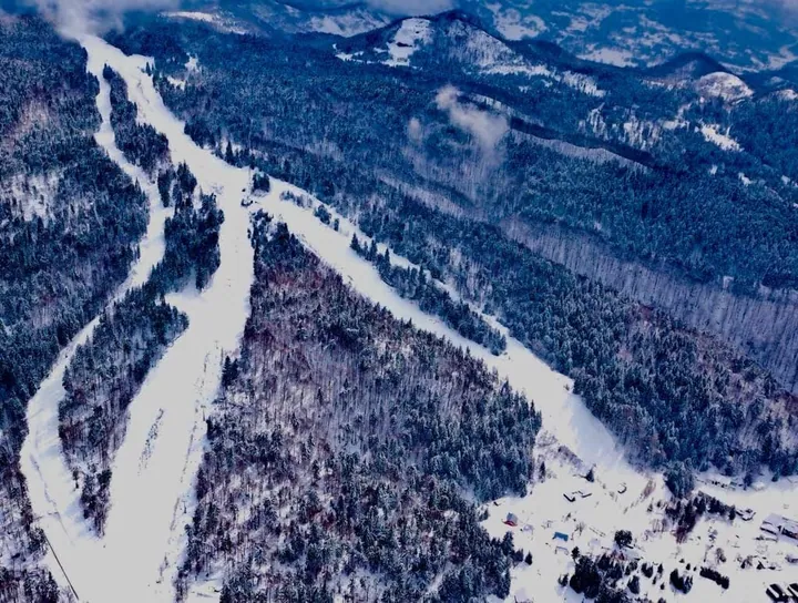 Vedere aeriană a pârtiilor SuperSki Cavnic