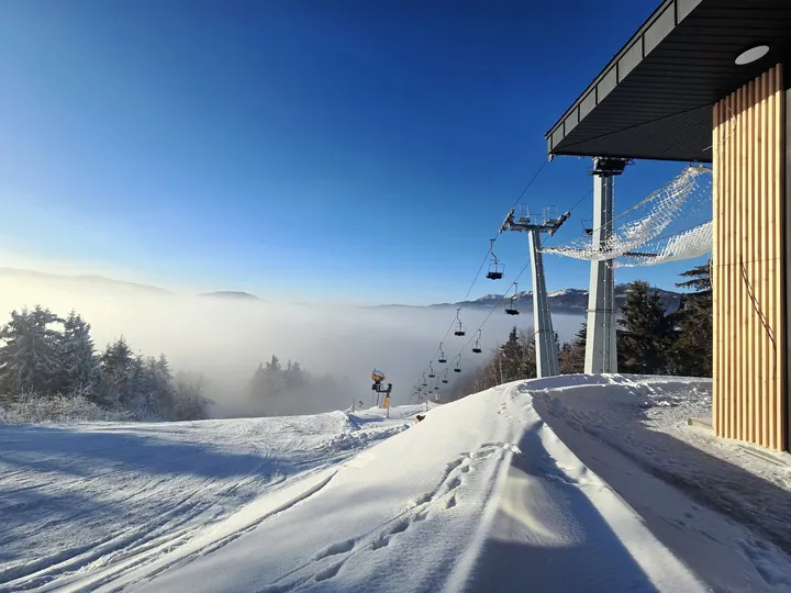 Telescaun la SuperSki Cavnic într-o zi senină de iarnă