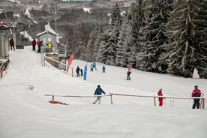 Schiori pe pârtia SuperSki Cavnic